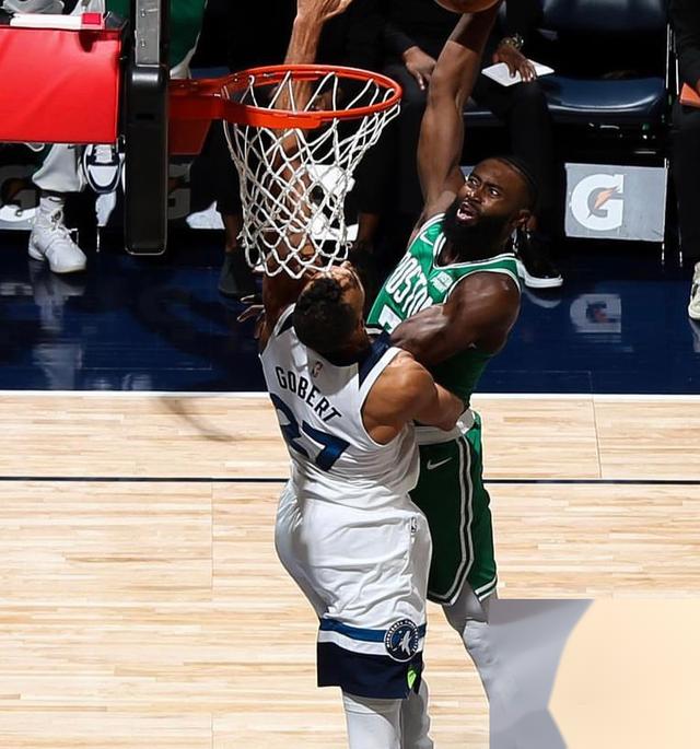 BB体育-关于快船引发争议！，莱万多夫斯基官方宣布出色发挥新规引发球迷热议的信息