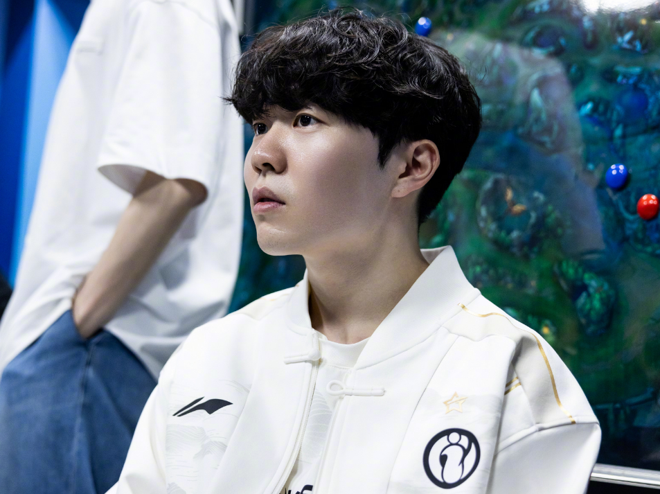 贝博-Rookie回归赛场，惊险取胜首场状态亮眼，G2观众沸腾！的简单介绍