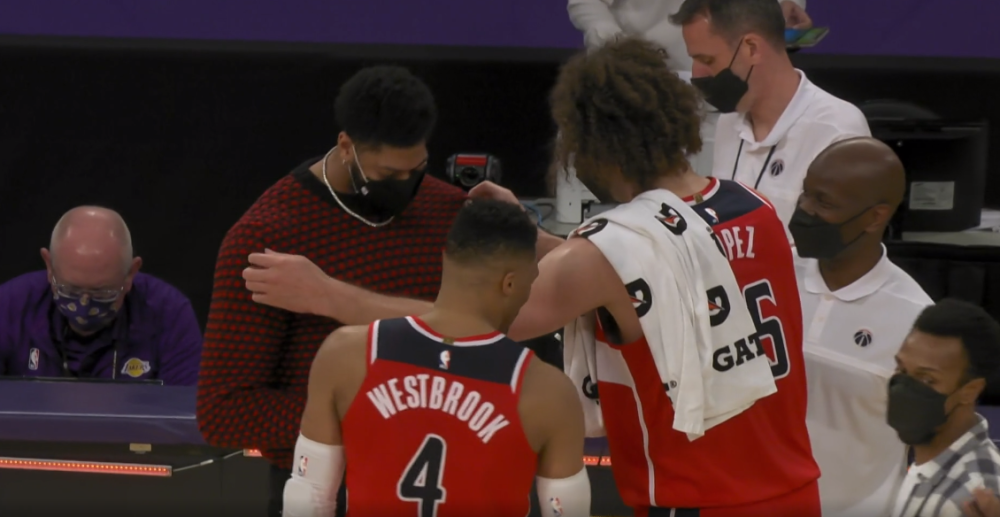 BB体育-浓眉哥爆冷击败MAD，回归赛场引爆全场！的简单介绍